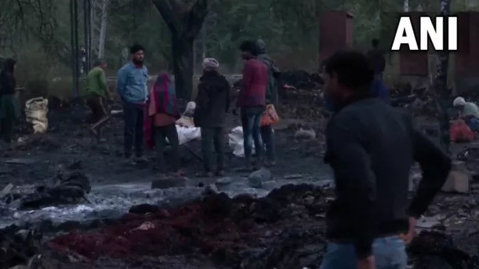 दिल्ली के ट्रांसपोर्ट नगर स्थित झुग्गियों में लगी भीषण आग। photo source @Ani twitter.