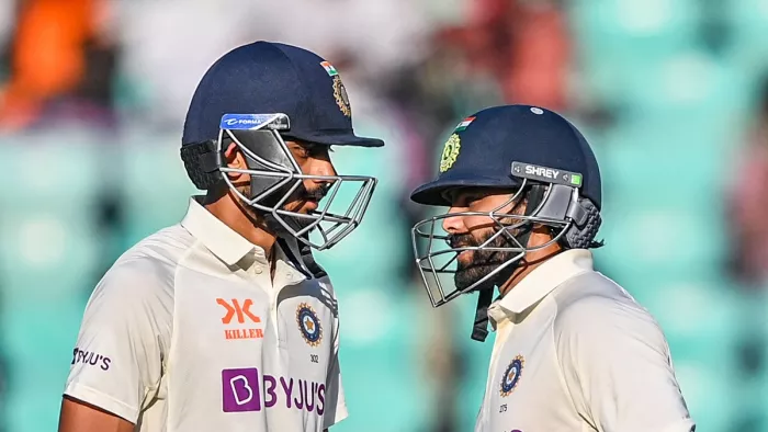 भारत-ऑस्ट्रेलिया टेस्ट मैच, अर्धशतक पूरा करने के बाद जडेजा और अक्षर। फोटो- एपी