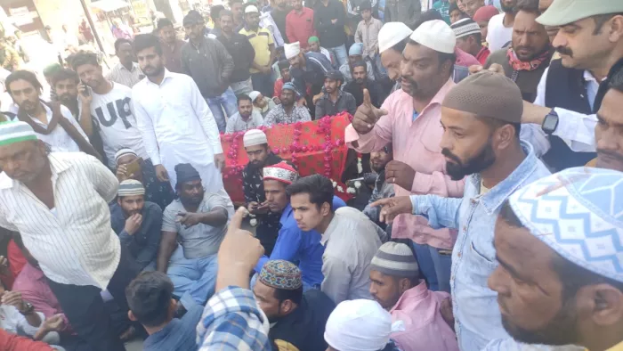 युवक की मौत के बाद परिजनों में रोष।