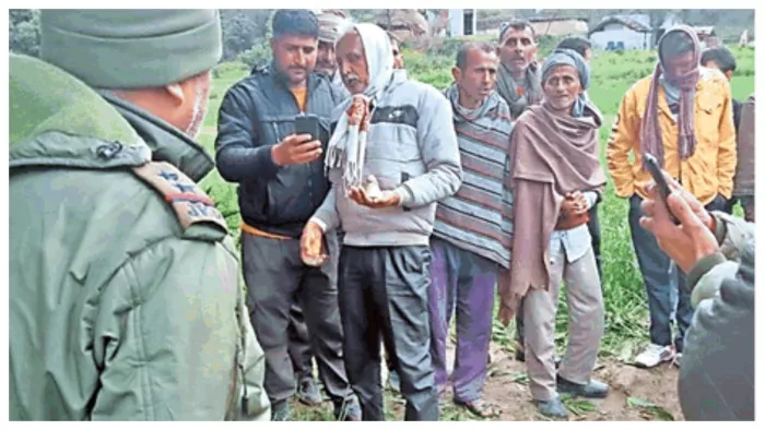 फायरिंग रेंज से दागा गया गोला स्कूल के पास गिरने पर जमा हुए ग्रामीण