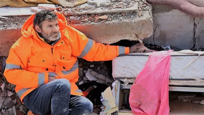 Turkey Earthquake: मलबे में दबी मरी हुई बेटी का हाथ छोड़ने को तैयार नहीं पिता (फोटो: एएफपी/एडम एल्टन)