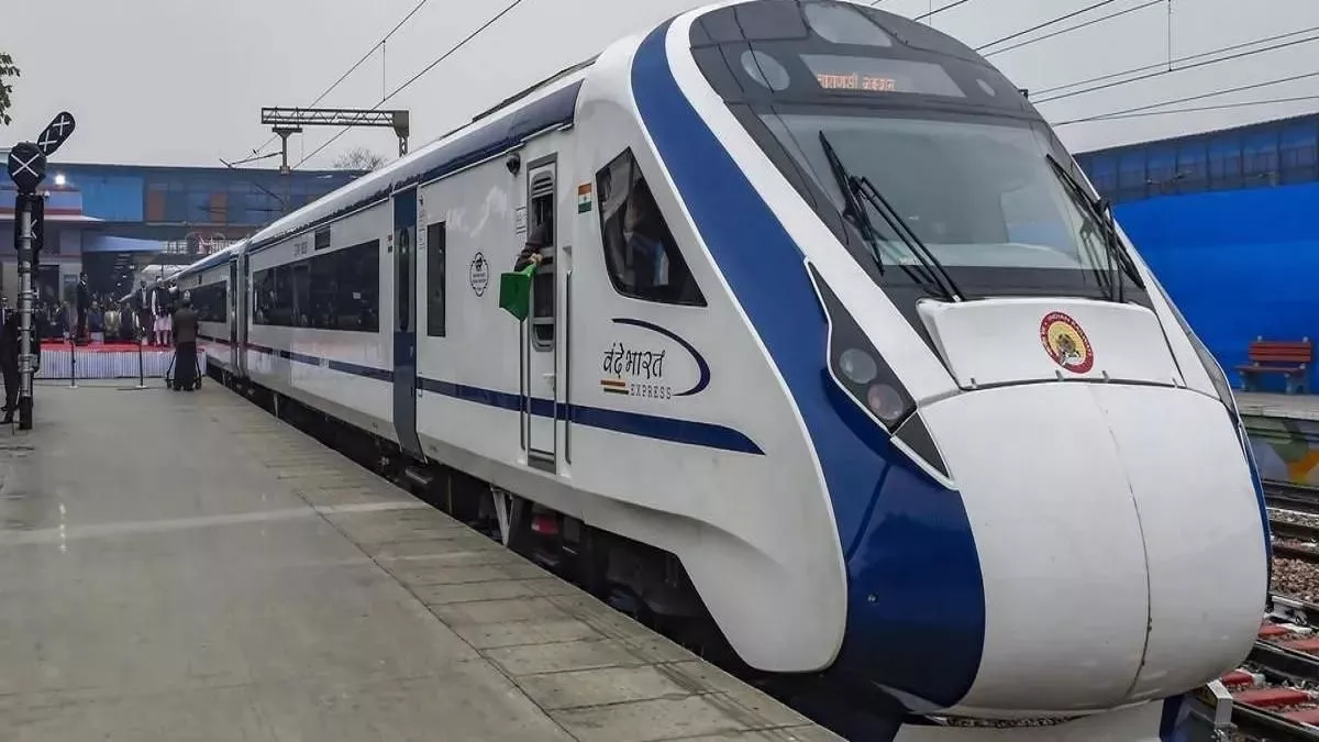 Delhi Train: तकनीकी कारणों के चलते वंदे भारत ट्रेन निरस्त, तेजस एक्सप्रेस से सफर करने के लिए मजबूर मुसाफिर