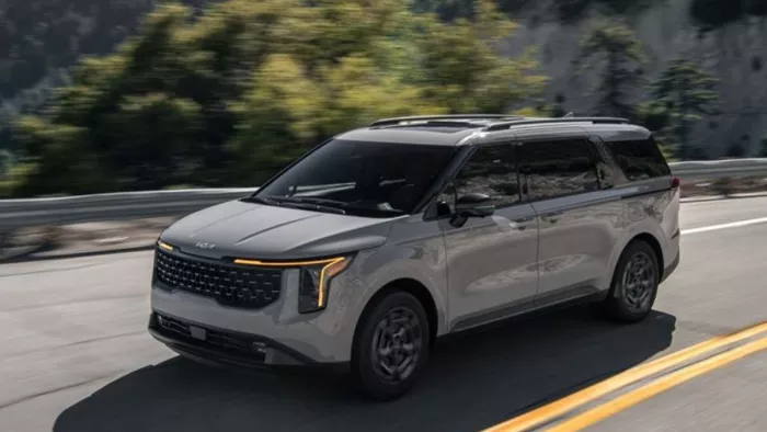 2025 Kia Carnival Hybrid साल के अंत तक बिक्री के लिए उपलब्ध होगी।