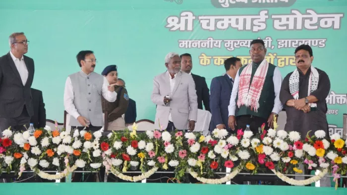 कार्यक्रम में बटन दबाकर योजनाओं का शिलान्यास करते मुख्यमंत्री चंपाई सोरेन व मौजूद अन्य