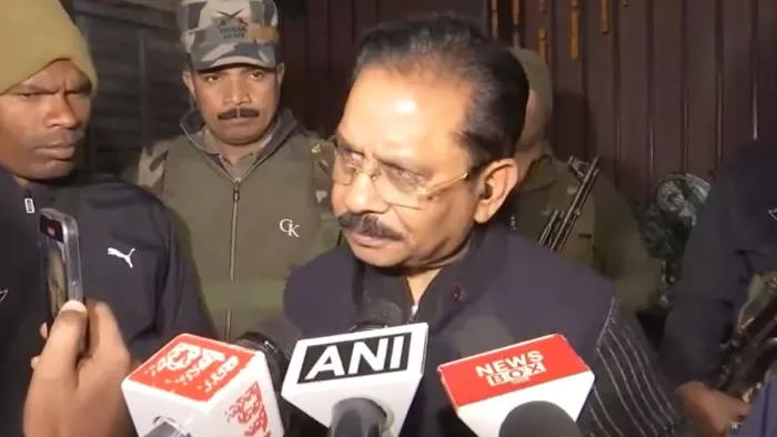 ईडी की पूछताछ के बाद मीडिया से बात करते धीरज साहू। (एएनआई)