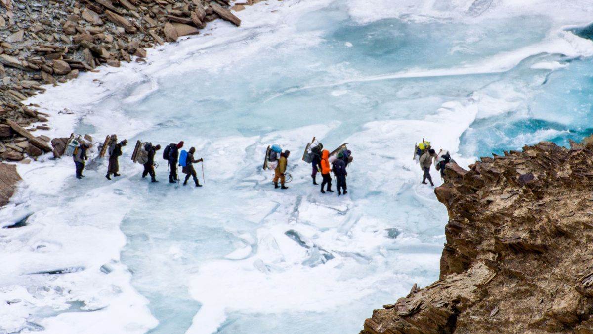 https://www.jagranimages.com/images/newimg/10022024/10_02_2024-glacier_trekking_23650054.jpg