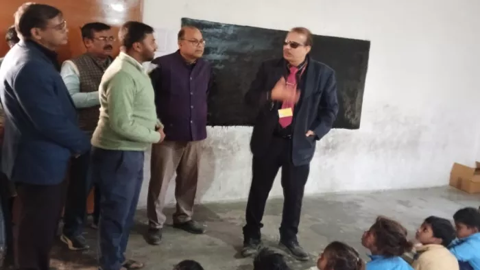 सीतामढ़ी पहुंचे केके पाठक ने बच्चों से सुनी गिनती (जागरण)
