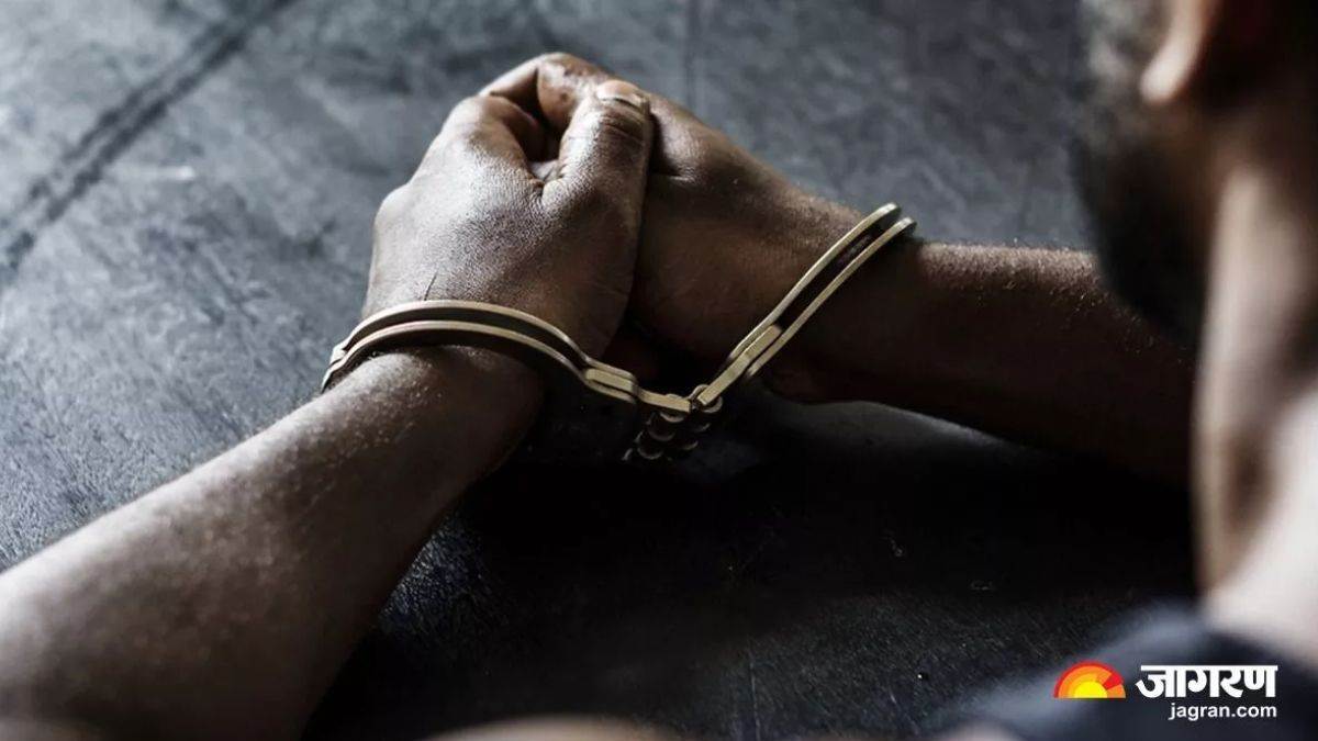 https://www.jagranimages.com/images/newimg/10022024/10_02_2024-police_arrest_23649895.jpg