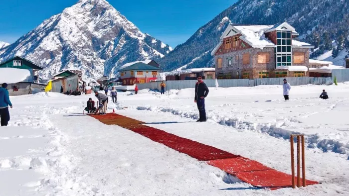 बर्फ के मैदान पर युवाओं ने खेला क्रिकेट (फोटो-एजेंसी)