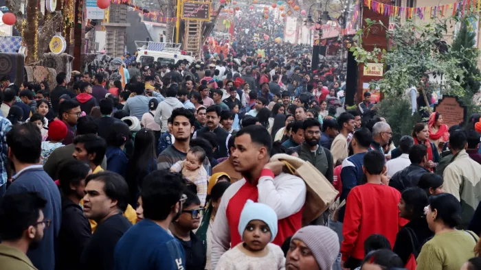 अपने पूरे यौवन पर सूरजकुंड अंतरराष्ट्रीय हस्तशिल्प मेला, उमड़ी दर्शकों की भीड़।
