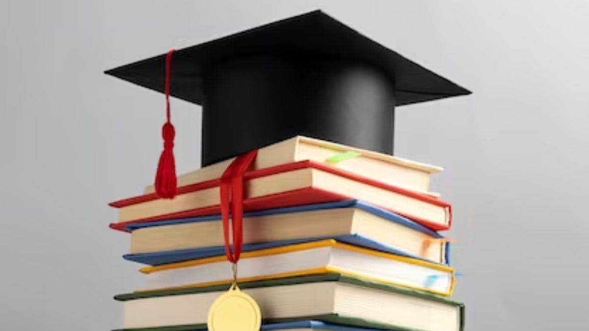 UP News: यूपी का यह विश्वविद्यालय एक साथ दे रहा दो डिग्री, अध्यादेश जारी; पर दाखिले से पहले शर्त भी समझ लें - DDU University offering two degrees simultaneously ordinance ...