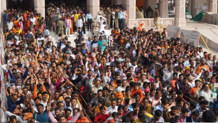 रामलला के दर्शन के लिए राम मंदिर के सिंह द्वार के पास कतारबद्ध होकर खड़े श्रद्धालु। सौ- ट्रस्ट
