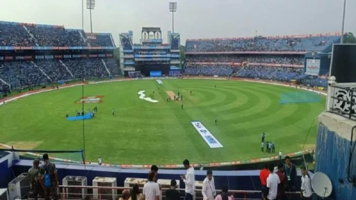 बारबाटी स्टेडियम में मैच के दौरान बंद हुई फ्लड लाइट