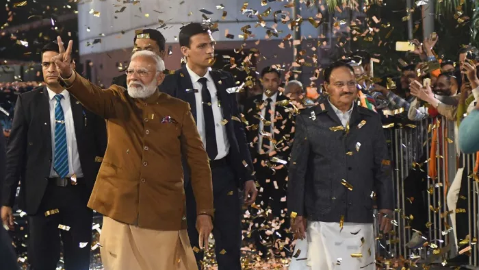 दिल्ली विधानसभा चुनाव में जीत के बाद पीएम मोदी का स्वागत करते कार्यकर्ता। फोटो- ध्रुव कुमार