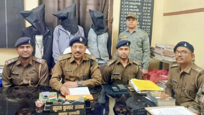 सुदामडीह थाना में रेल अधिकारी पर हमला और लूटकांड करने के मामले में पकड़े गए आरोपी। (फोटो जागरण)