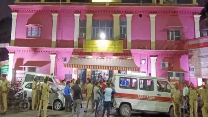 मजबूरियों के चलते एक बेड पर तीन से चार मरीज भी सामंजस्य बिठाते हैं।