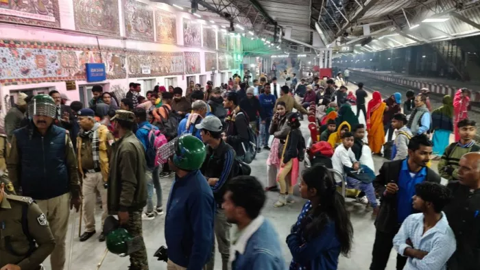 मधुबनी स्टेशन पर यात्रियों ने ट्रेन को रोका। (जागरण फोटो)