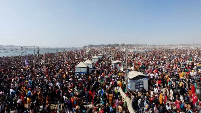 धरा पर उतरा बैकुंठ: महाकुंभ मेले में रविवार को संगम स्नान के लिए उमड़ी श्रद्धालुओं की भीड़ । कासिम खान
