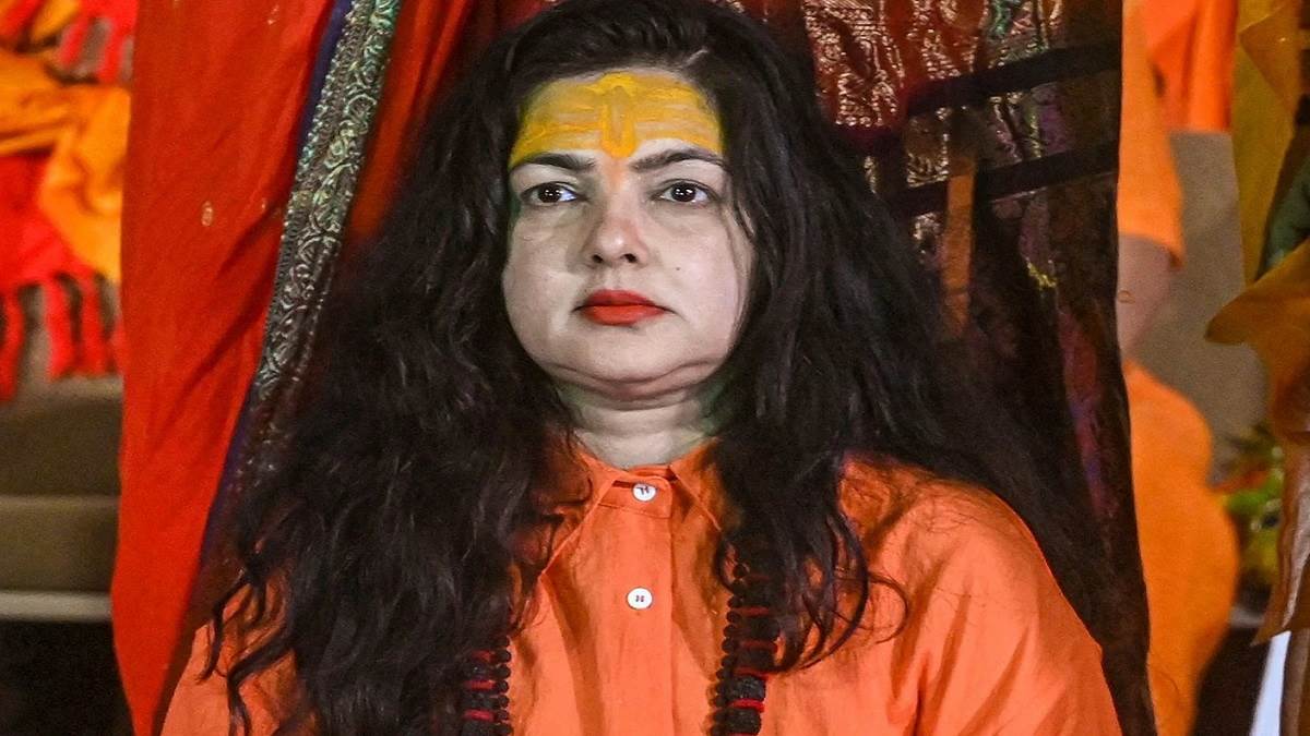 mamta kulkarni resigned from mahamandaleshwar post of kinnar akhara