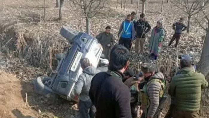 नियंत्रण खोने के बाद पलटी गाड़ी। फोटो- सोशल मीडिया