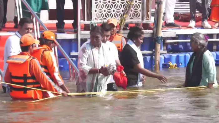 प्रयागराज पहुंची राष्ट्रपति द्रौपदी मुर्मु, महाकुंभ में लगाएंगी पुण्य की डुबकी;