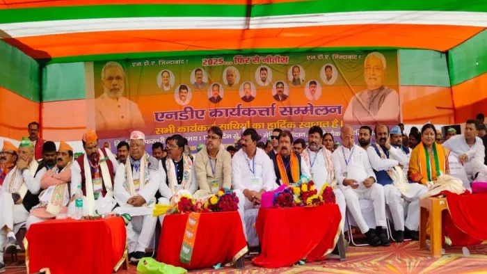 NDA कार्यकर्ता सम्मेलन में मंचासीन प्रदेश अध्यक्ष ,मंत्री ,सांसद