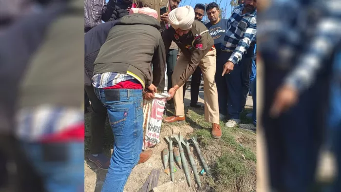 पटियाला पुलिस जिंदा बम को थैली में डालती हुई।