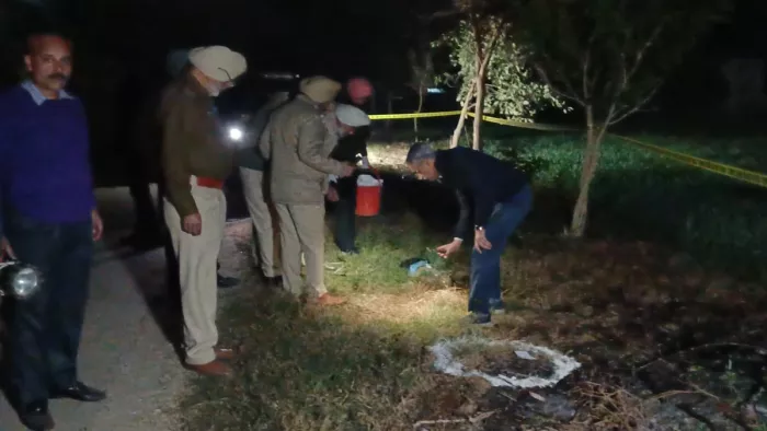 घटनास्थल पर जांच में जुटे पुलिस अधिकारी। ( फोटो- जागरण )