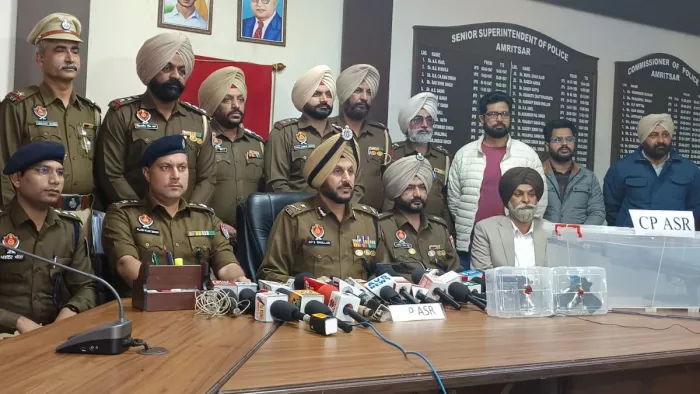 सीपी गुरप्रीत सिंह भुल्लर, डीसीपी आलम विजय, एडीसीपी नवजोत सिंह जानकारी देते हुए। (फोटो- जागरण)