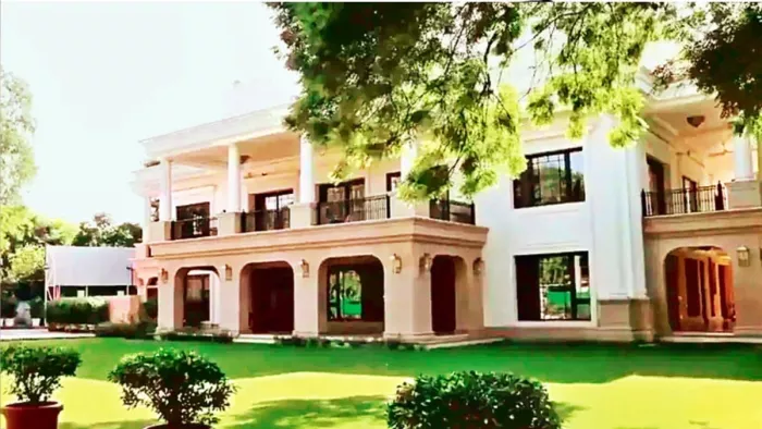 केजरीवाल द्वारा बनवाए गए 'शीशमहल'(फोटो सोशल मीडिया)
