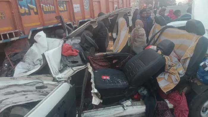 ट्रक से टक्कर के बाद क्षतिग्रस्त हुई कार