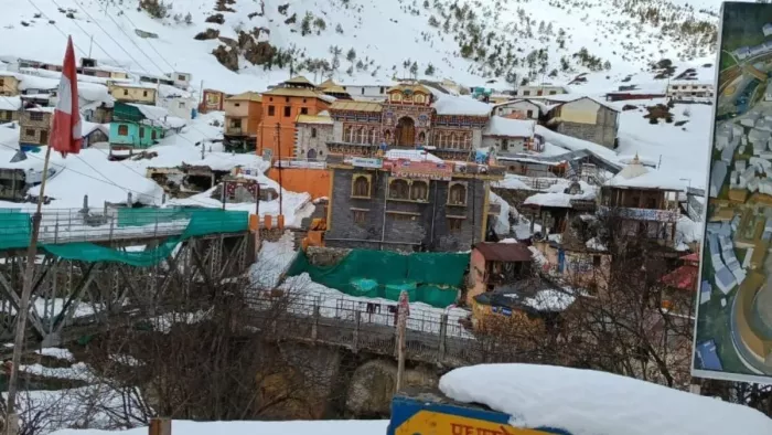 बद्रीनाथ-हेमकुंड में बर्फबारी से सुहाना हुआ मौसम।