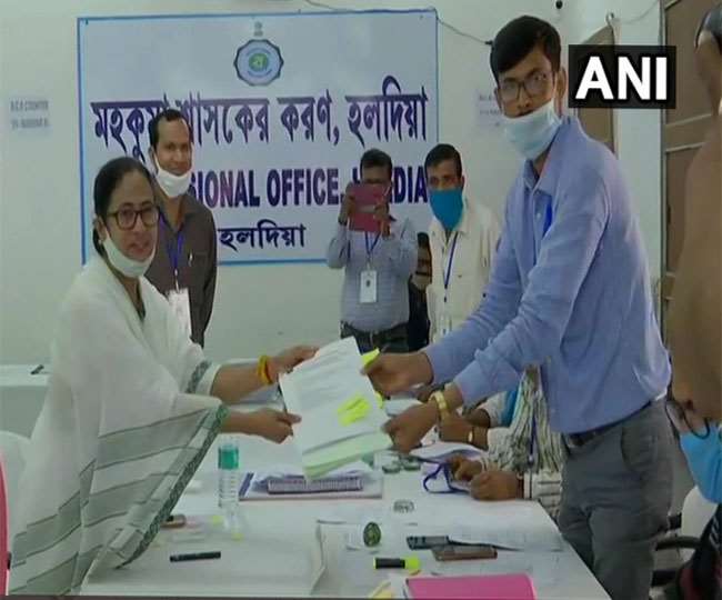 हल्दिया के एसडीओ दफ्तर में मुख्यमंत्री ममता बनर्जी ने नामांकन पत्र दाखिल किया