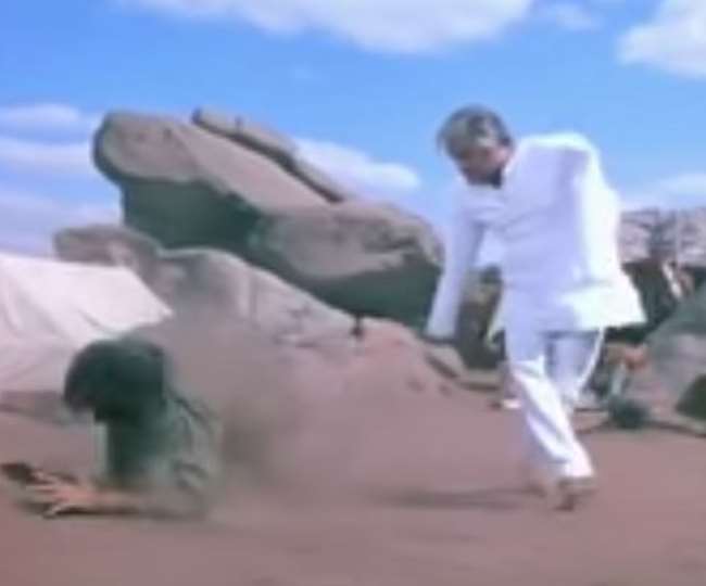 फिल्म का ये सीन उस वक्त का है जब फिल्म का क्लाइमेक्स सीन शूट किया जा रहा  था। ठाकुर अपने परिवार की मौत का बदला गब्बर से लेते हैं और वह उसे अपने कील  लगे जूतों से मारते हैं।