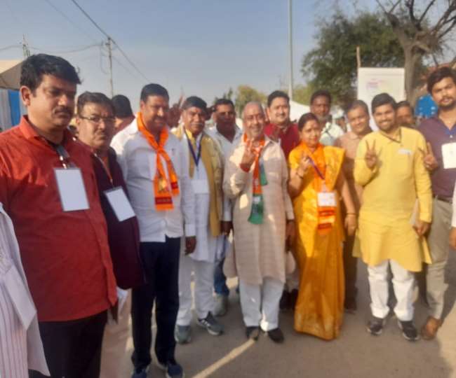 अलीगढ़ यूपी चुनाव रिजल्ट 2022 लाइव अपडेट अलीगढ़ के मंडी परिसर में हो रही है मतगणना।