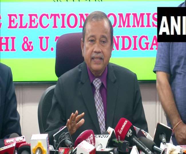 आयोग ने कहा है कि वह केंद्र सरकार के पत्र के मद्देनजर कानूनी सलाह ले रहा है।