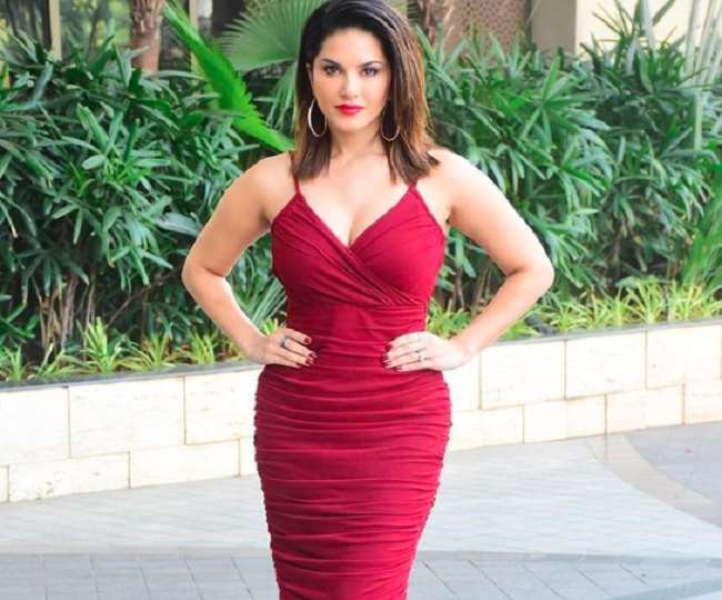https://www.jagranimages.com/images/newimg/10032022/10_03_2022-sunny_leone2_22532767.jpg