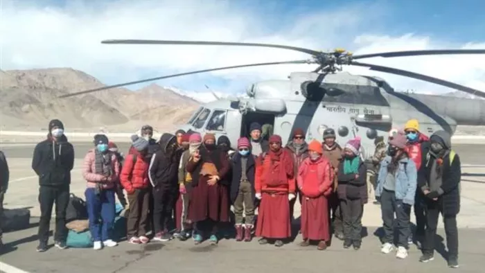 भारतीय वायु सेना ने 438 यात्रियों को जम्मू-कश्मीर और लद्दाख से किया एयरलिफ्ट।
