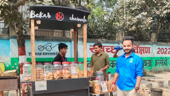 सीतामढ़ी में तीन दोस्तों ने खोली 'बेकार चायवाला नाम की टी स्टॉल
