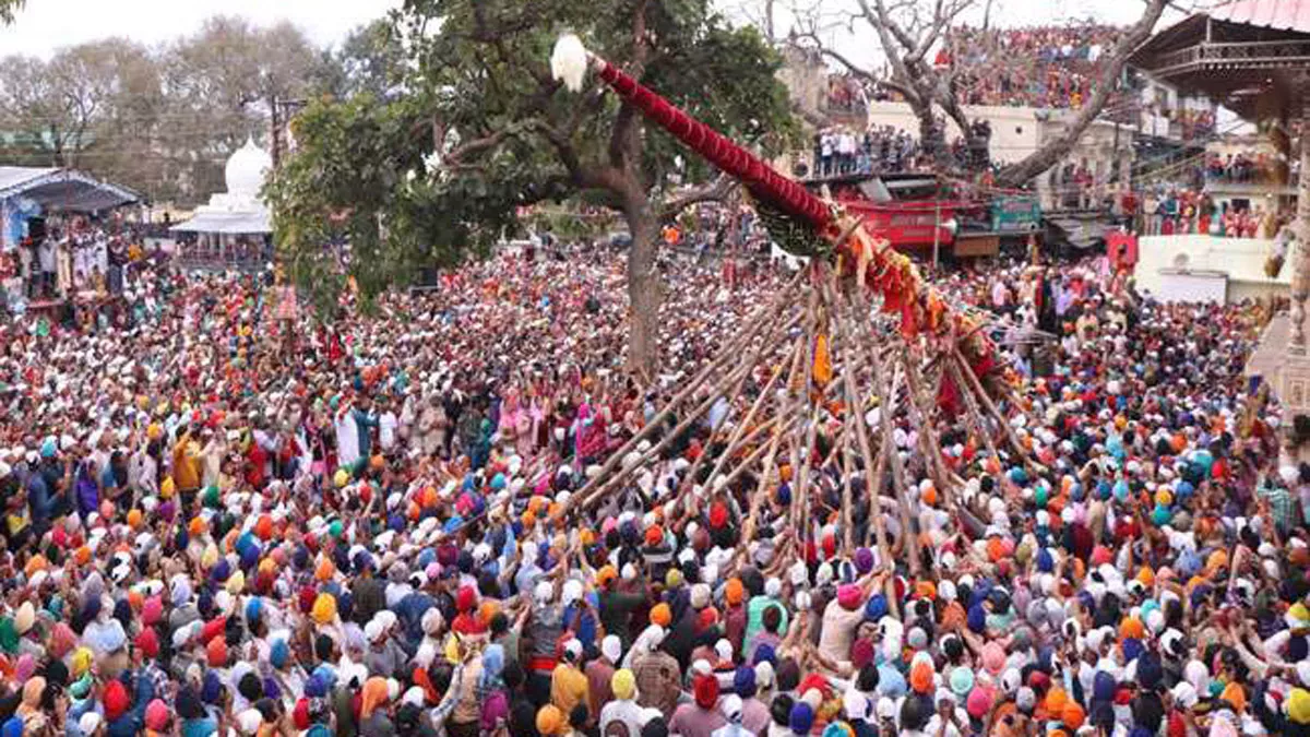 Jhanda Ji Mela Dehradun: हर वर्ष होली के पांचवें दिन देहरादून में झंडा मेला आयोजित किया जाता है।