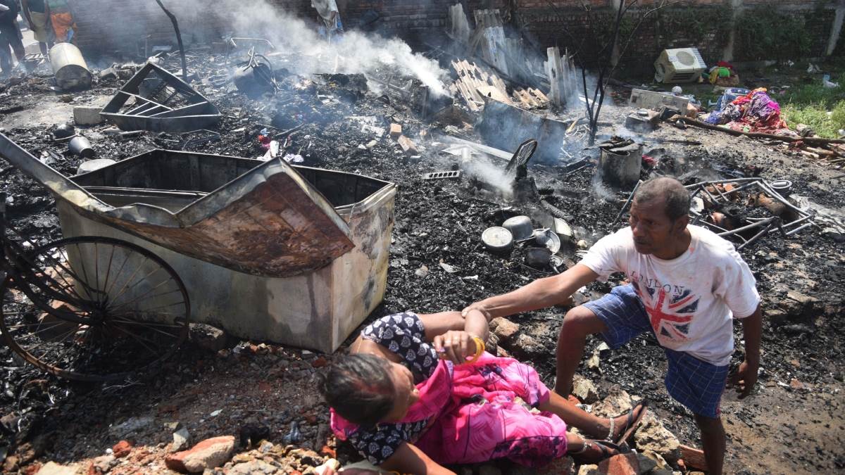 Patna Fire राजीव नगर में आग लगने से 40 झोपड़ियां राख, एकएक कर फटने