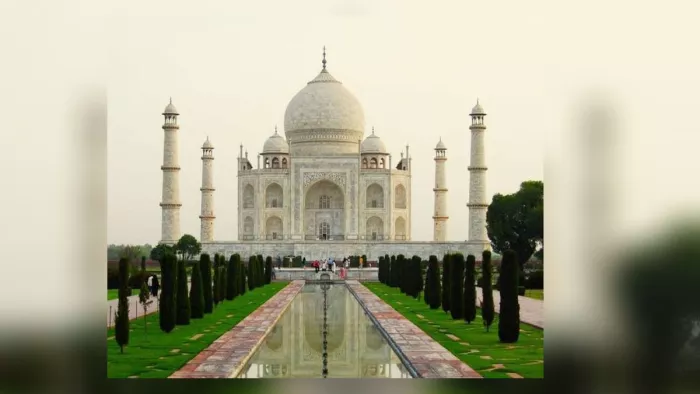 ताजमहल की बुर्जी में लगेगी स्टील की रॉड। (फाइल)