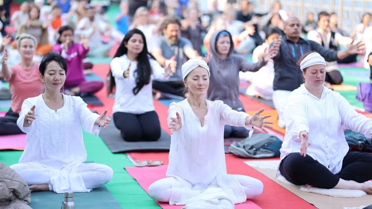 International Yoga Festival: 88 देशों के करीब एक हजार से अधिक साधक कुछ नया सीखने के लिए योगनगरी पहुंचे हैं।