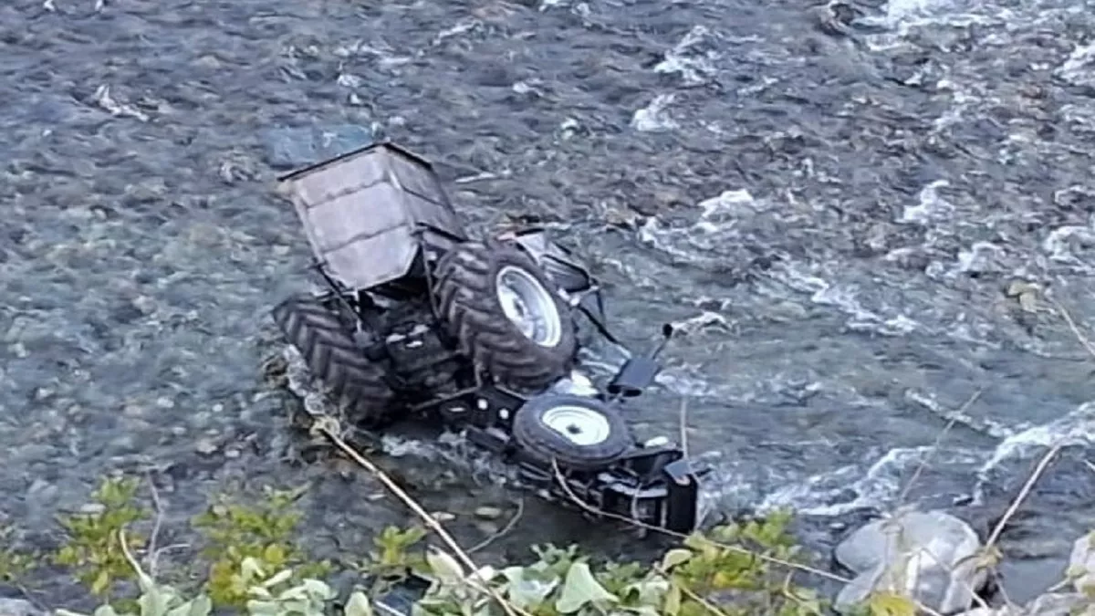 नया ट्रैक्टर खरीदकर लौट रहा शख्स हुआ हादसे का शिकार, सीधे कोसी नदी में गिरा, ड्राइवर की मौत