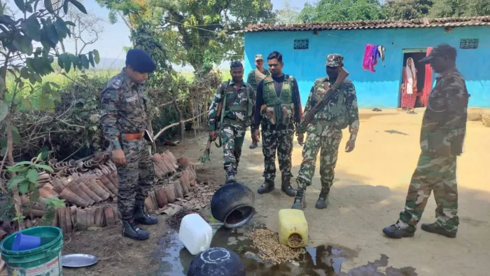 शराब की अवैध बिक्री के खिलाफ छापेमारी अभियान चलाती पुलिस की टीम