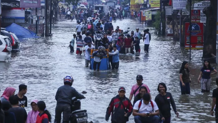 Indonesia Landslide इंडोनेशिया में बाढ़ से लोग परेशान।