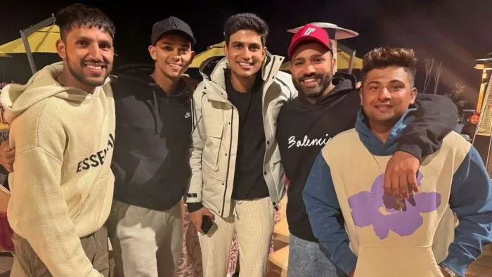 रोहित शर्मा ने युवा खिलाड़ियों के साथ फोटो की शेयर। फोटो- रोहित सोशल मीडिया।