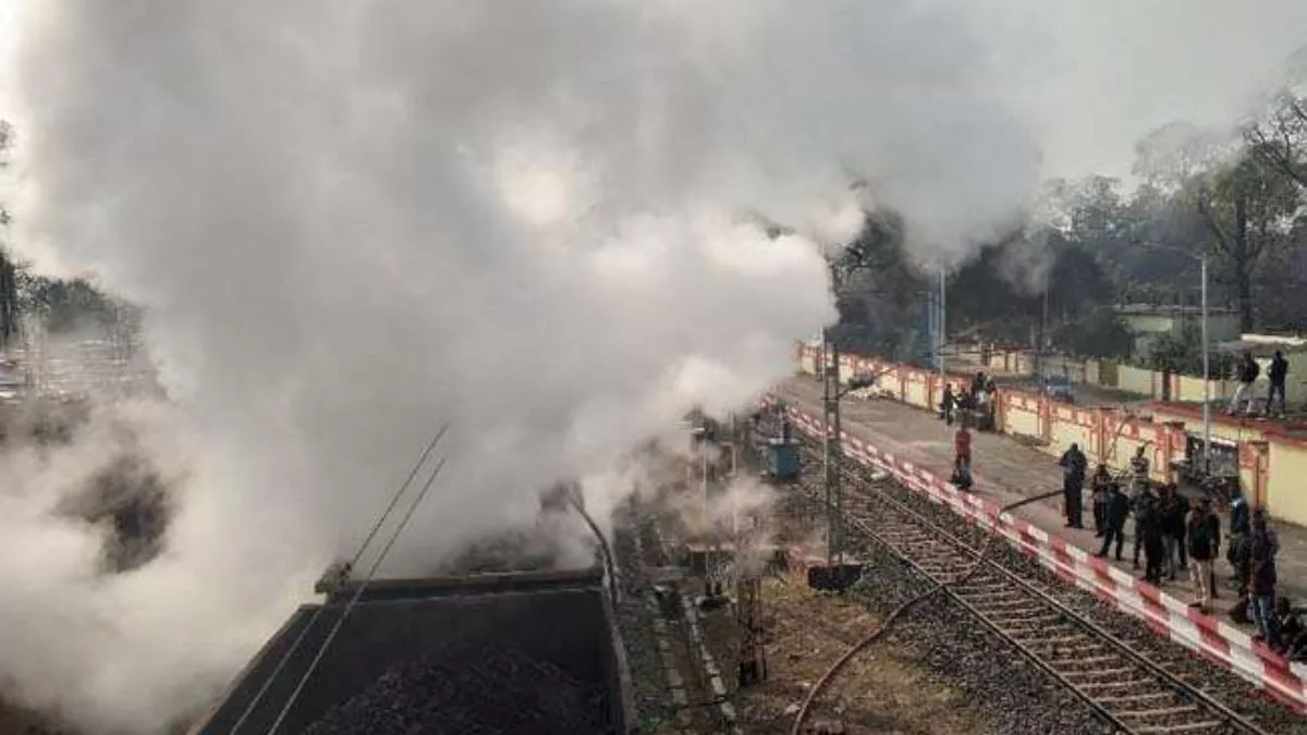 Bihar News: सासाराम में कोयला लदी मालगाड़ी में आग लगने से अफरातफरी, बड़ी मशक्कत के बाद फायर ब्रिगेड ने पाया काबू