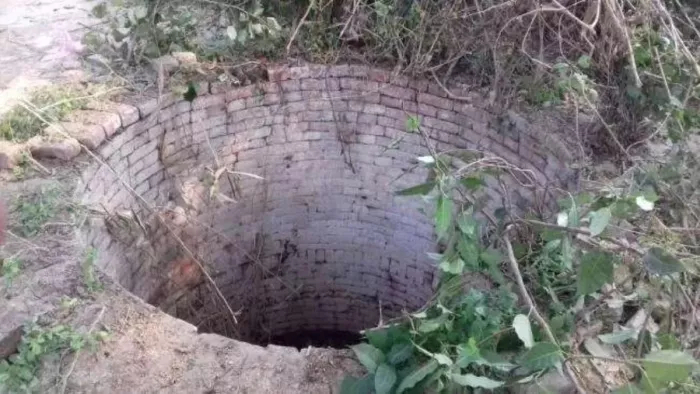 एक हाथ में ताश के पत्ते… दूसरे में नोटों की गड्डी, कुएं में मिले युवक की मौत बनी रहस्य।
