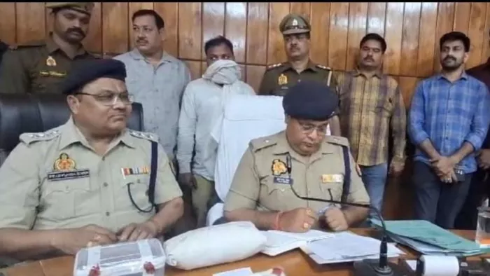 पुलिस लाइन सभागार में हत्यारोपित के बारे में जानकारी देते एएसपी ग्रामीण दुर्गा प्रसाद तिवारी . जागरण